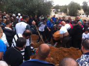 بالصور: جموع غفيرة تشارك في تشييع جثمان الحاج"خميس سكحفي" بيافا